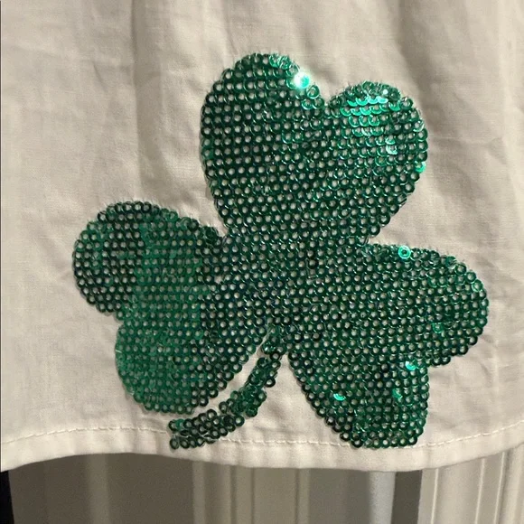 Queen of sparkles White and Green Shamrock Women's Top NWT xs new! Peplum top - Picture 4 of 12